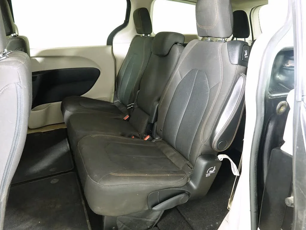 Used 2017 Gray Chrysler LX image 10