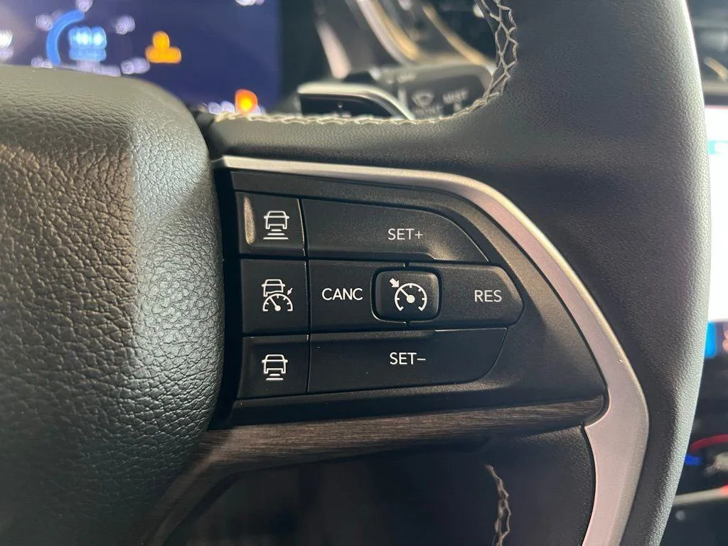 Used 2024 Wh Jeep Limited image 25