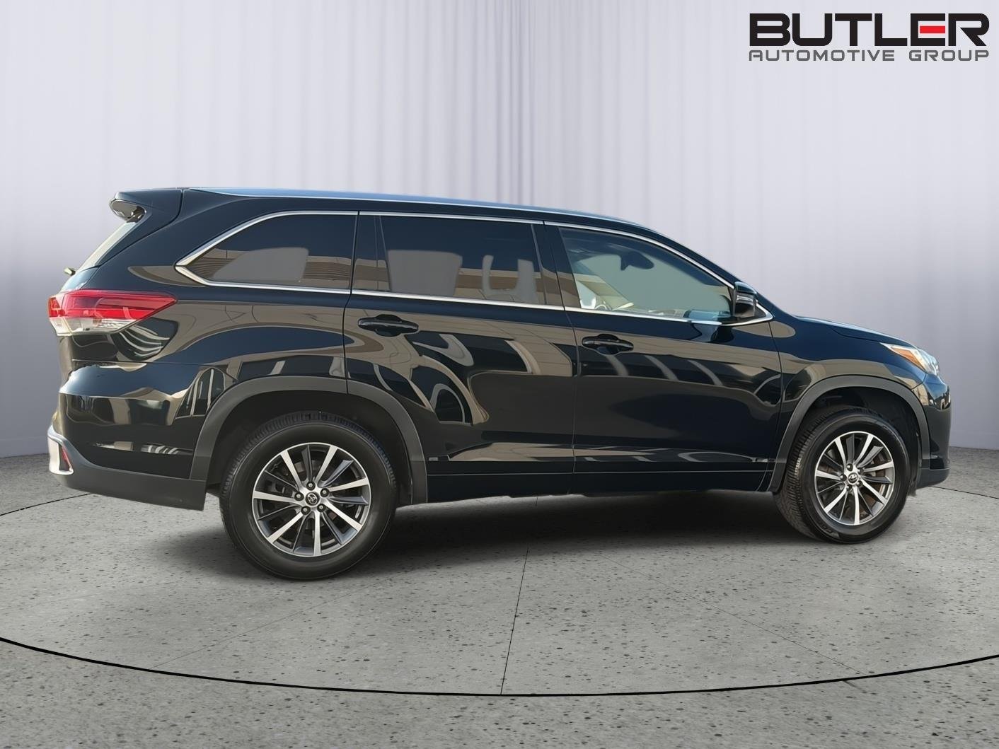 Used 2017 Midnight Black Metallic Toyota XLE image 7