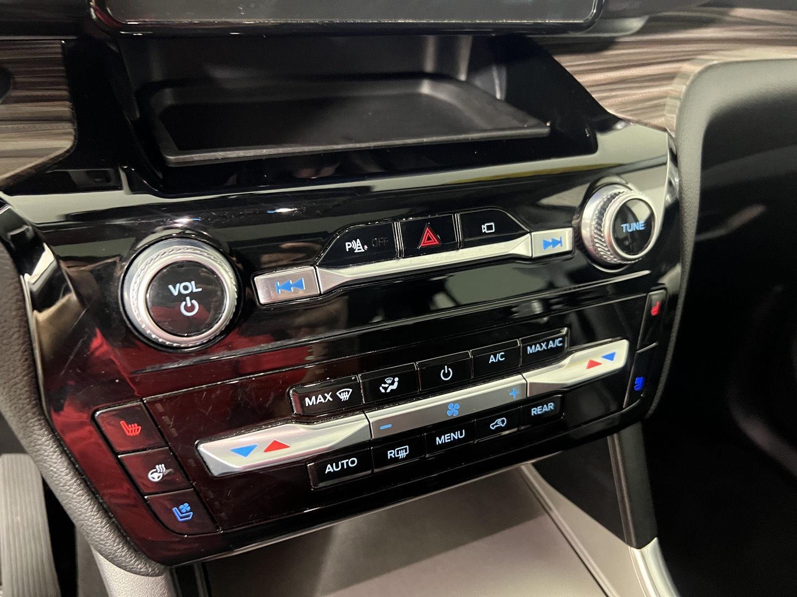 Used 2022 White Metallic Ford Limited image 26