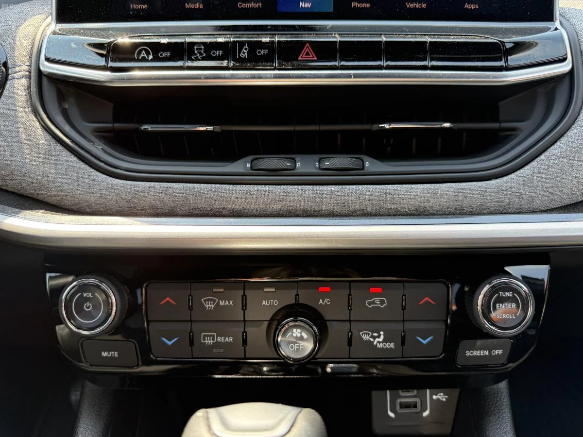 New 2025 Silver Jeep North image 23