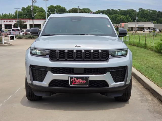 New 2026 Silver Zynith Exterior Paint Jeep Altitude image 2