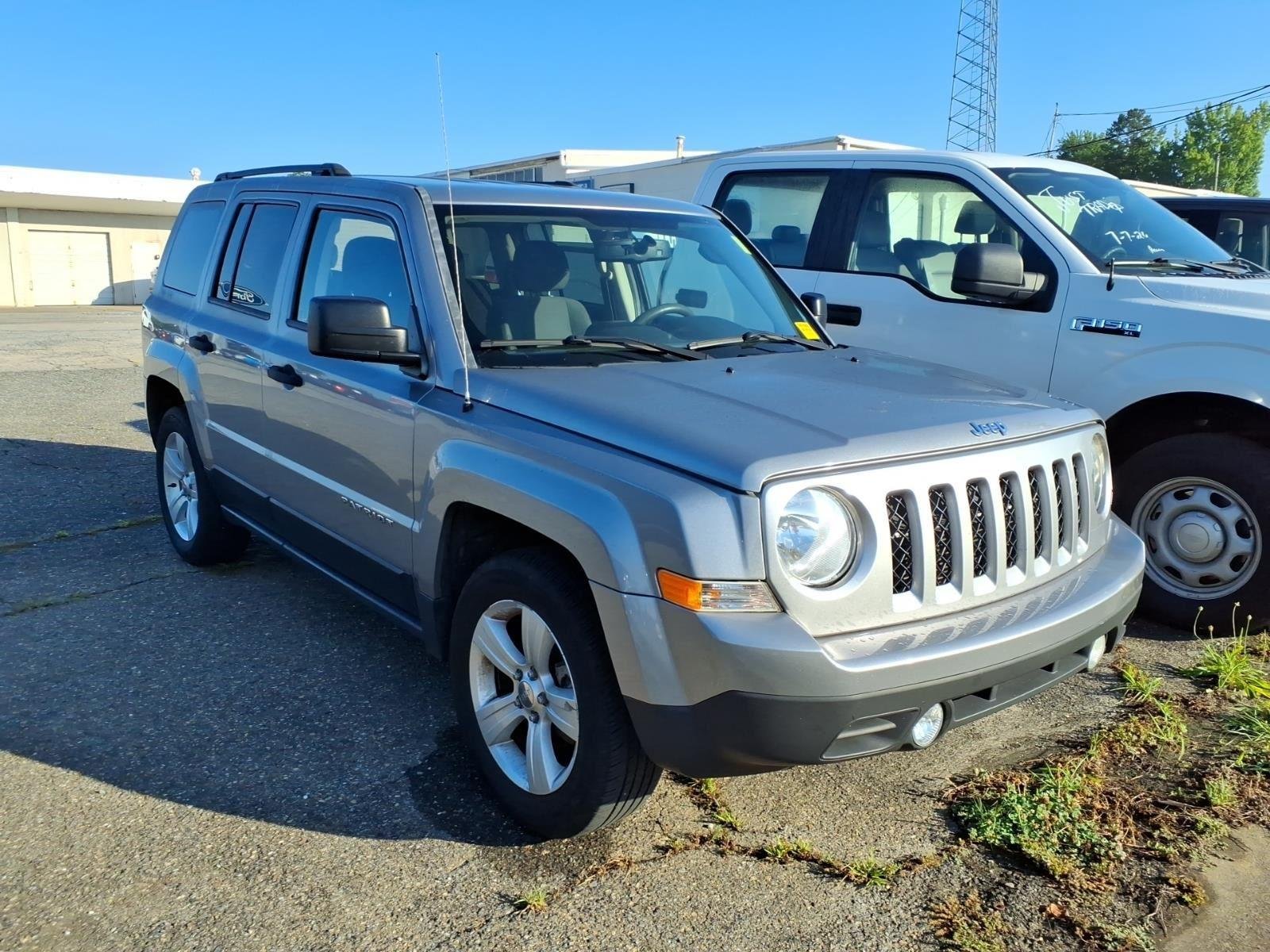 Used 2016 Billet Silver Metallic Clearcoat Jeep Sport image 3
