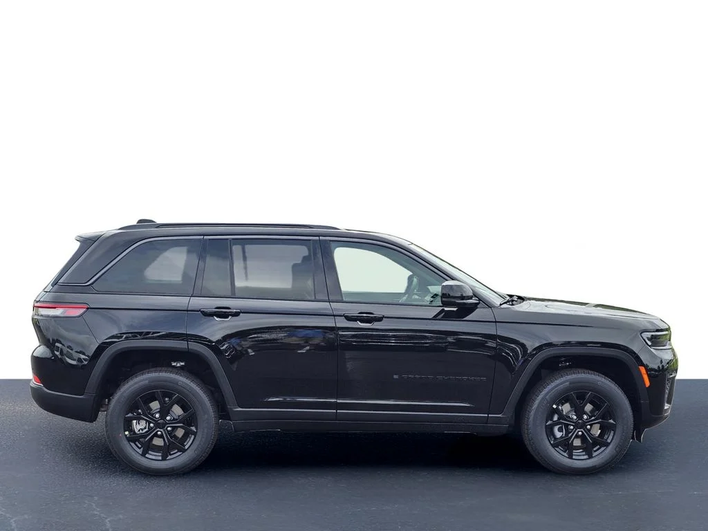 New 2026 Diamond Black Crystal Pearl-Coat Exterior Paint Jeep Altitude image 7
