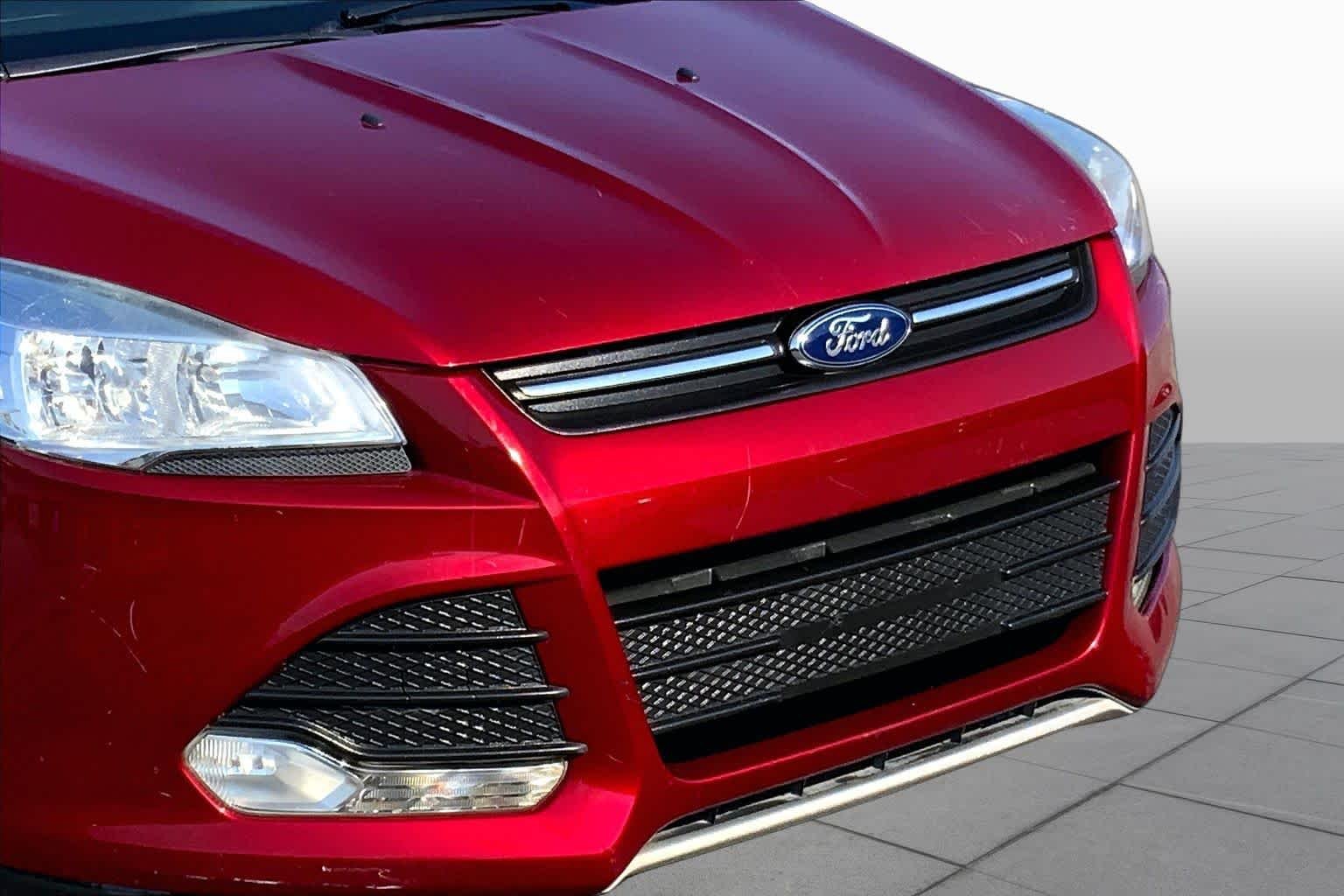Used 2015 Ruby Red Metallic Tinted Clearcoat Ford SE image 26