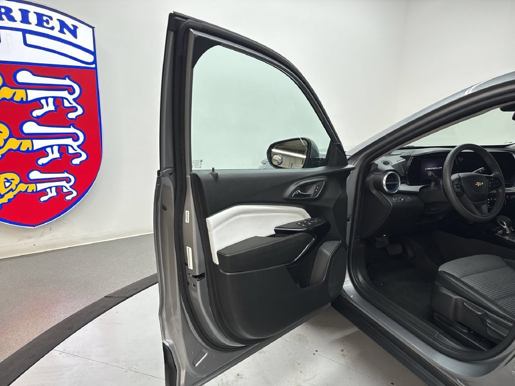 Used 2025 Sterling Gray Metallic Chevrolet LT image 13