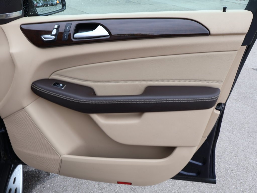 Used 2018 Brilliant Blue Metallic Mercedes-Benz GLE 350 image 13