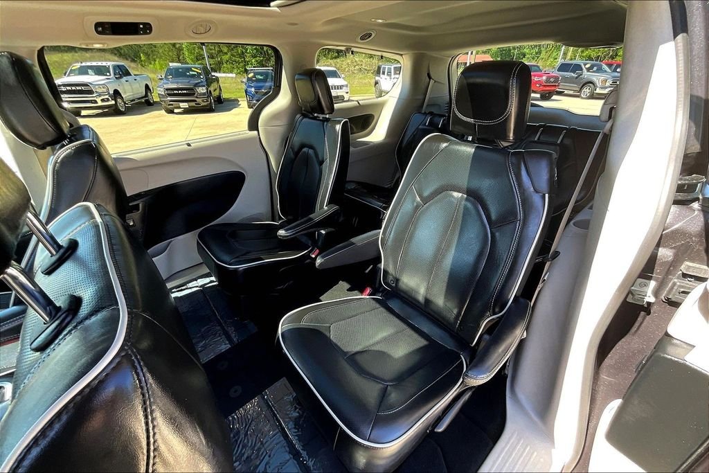 Used 2023 Gray Chrysler Limited image 26