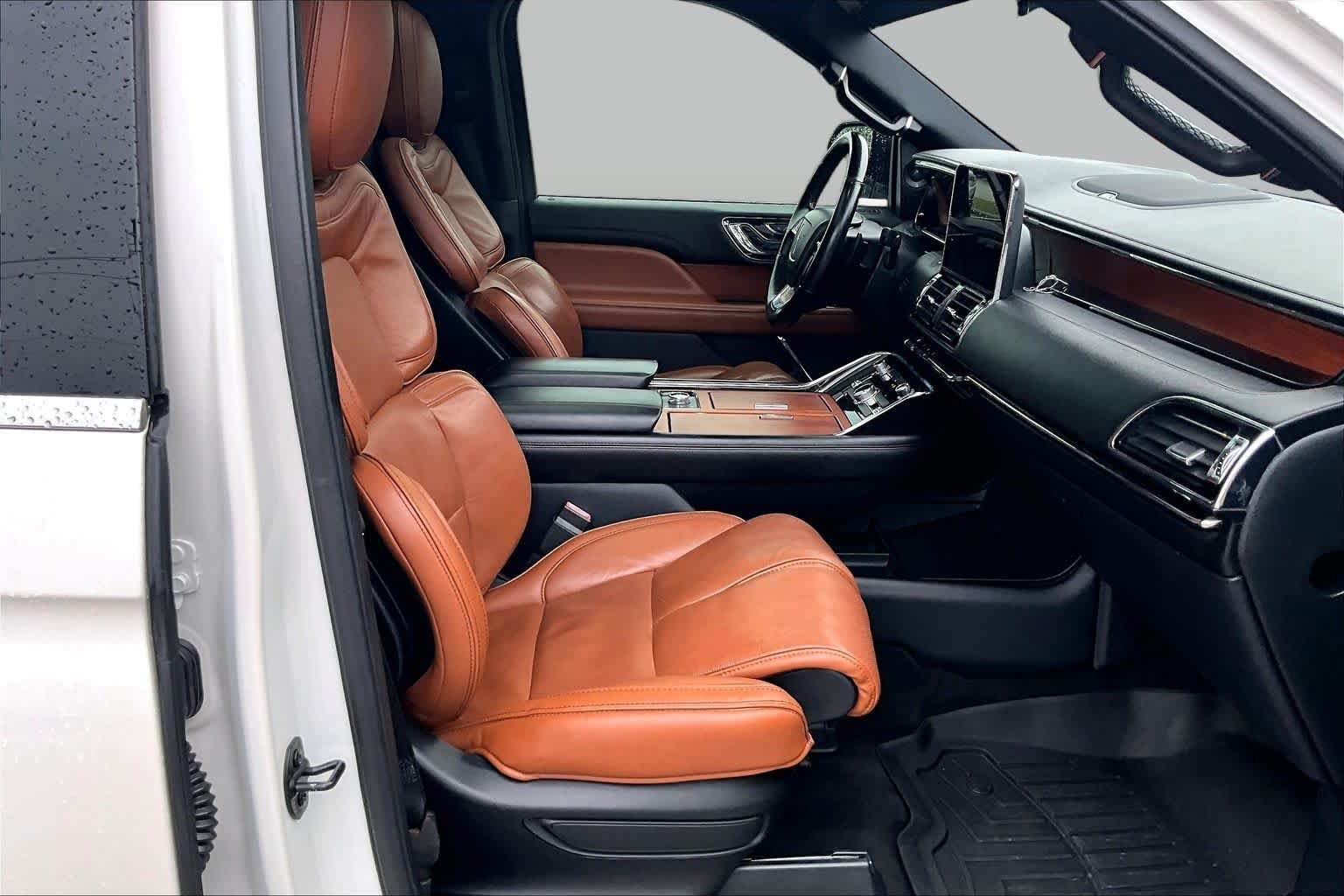 Used 2018 White Platinum Metallic Tri-Coat Lincoln Reserve image 9