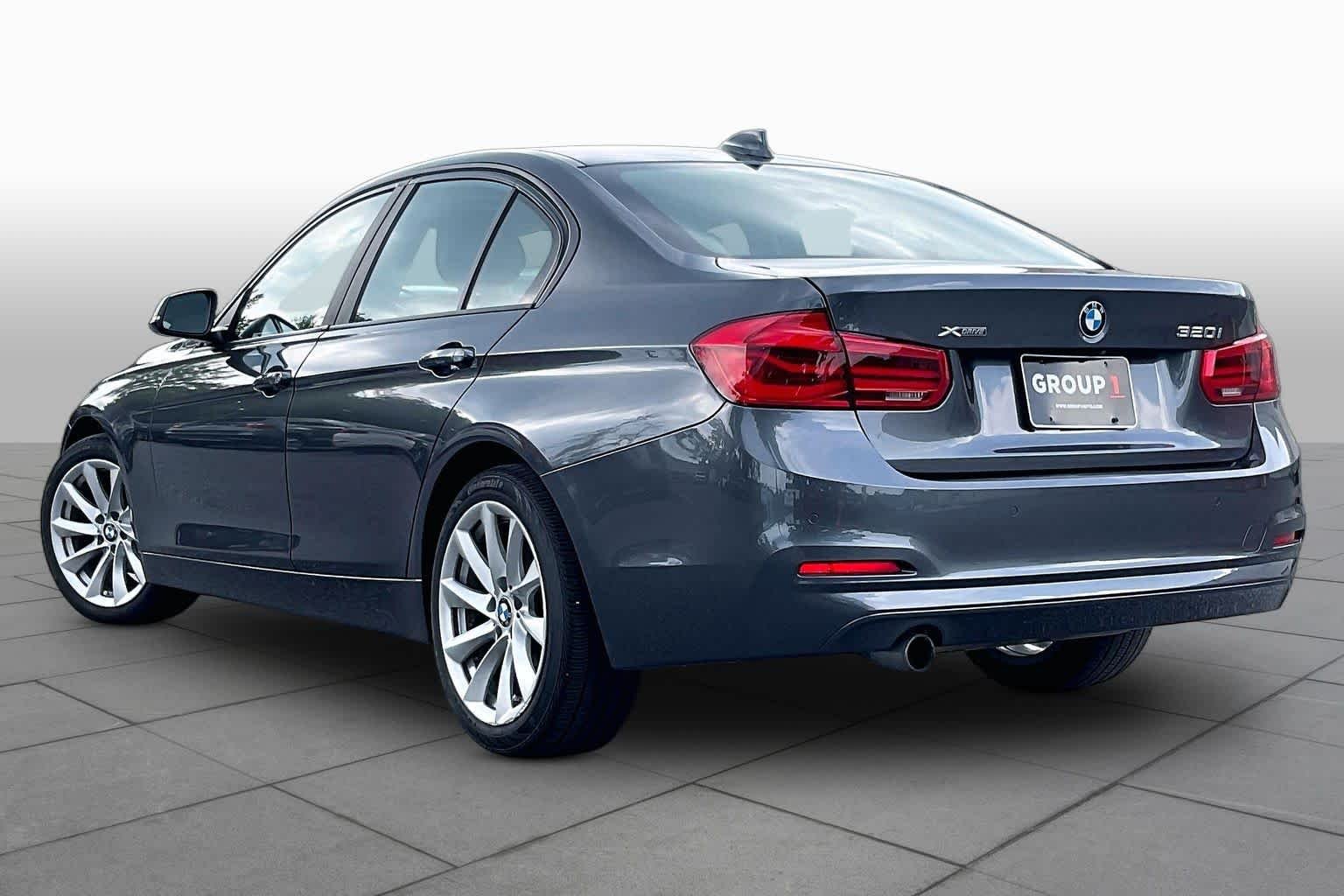 Used 2018 Mineral Gray Metallic BMW 320i xDrive image 11