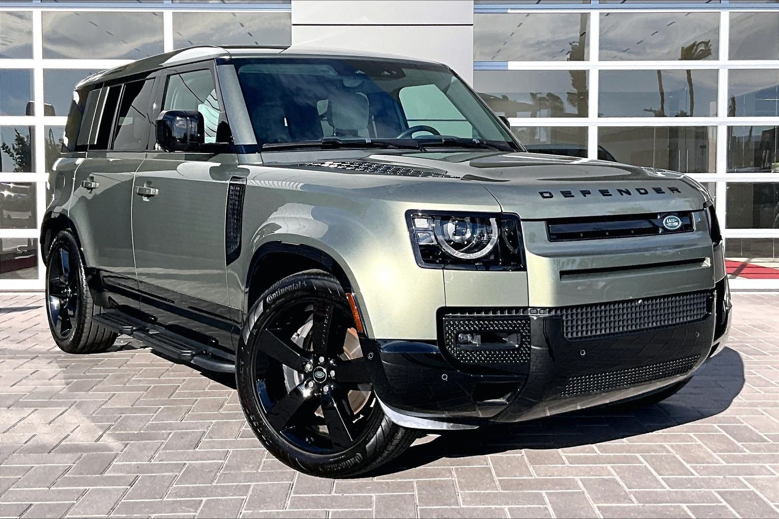 Used 2025 Green Land Rover X-Dynamic SE image 3