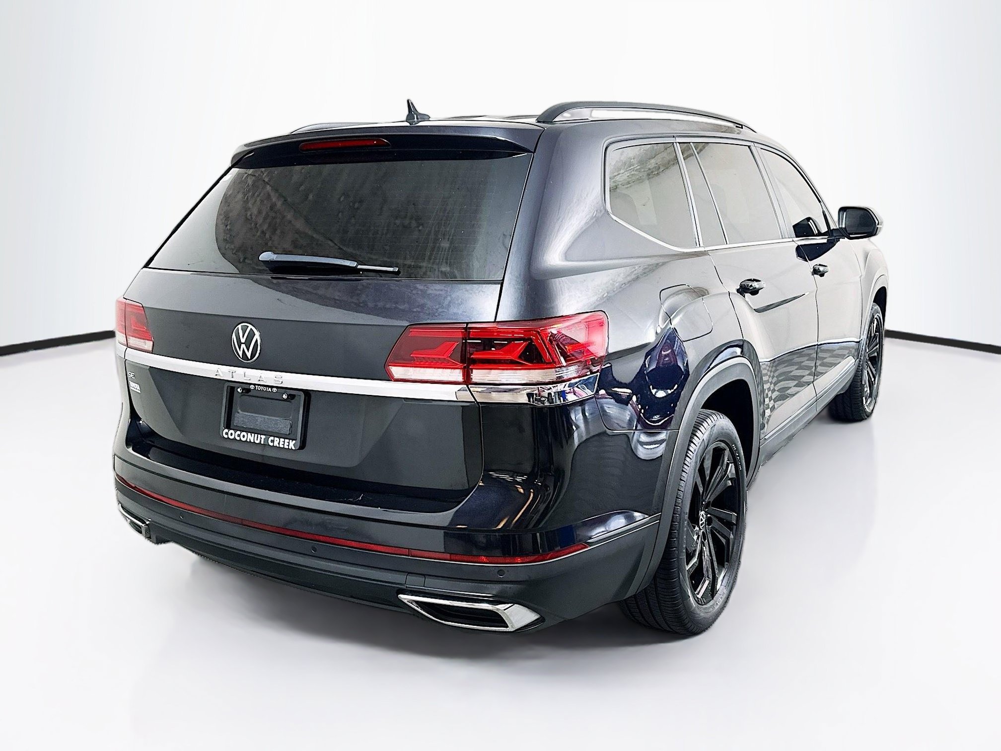Used 2022 Black Volkswagen 2.0T SE w/Technology image 3