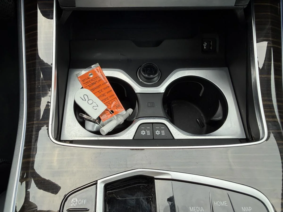 Used 2024 White BMW xDrive40i Sports Activity Vehicle image 27