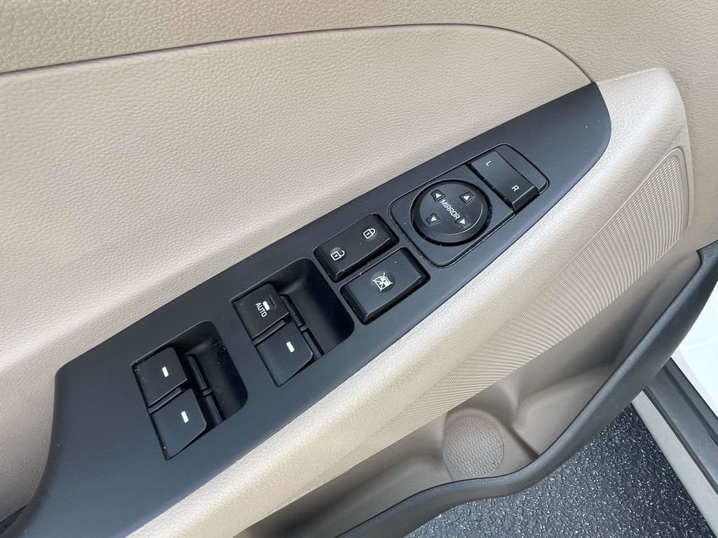 Used 2018 White Hyundai Value image 21