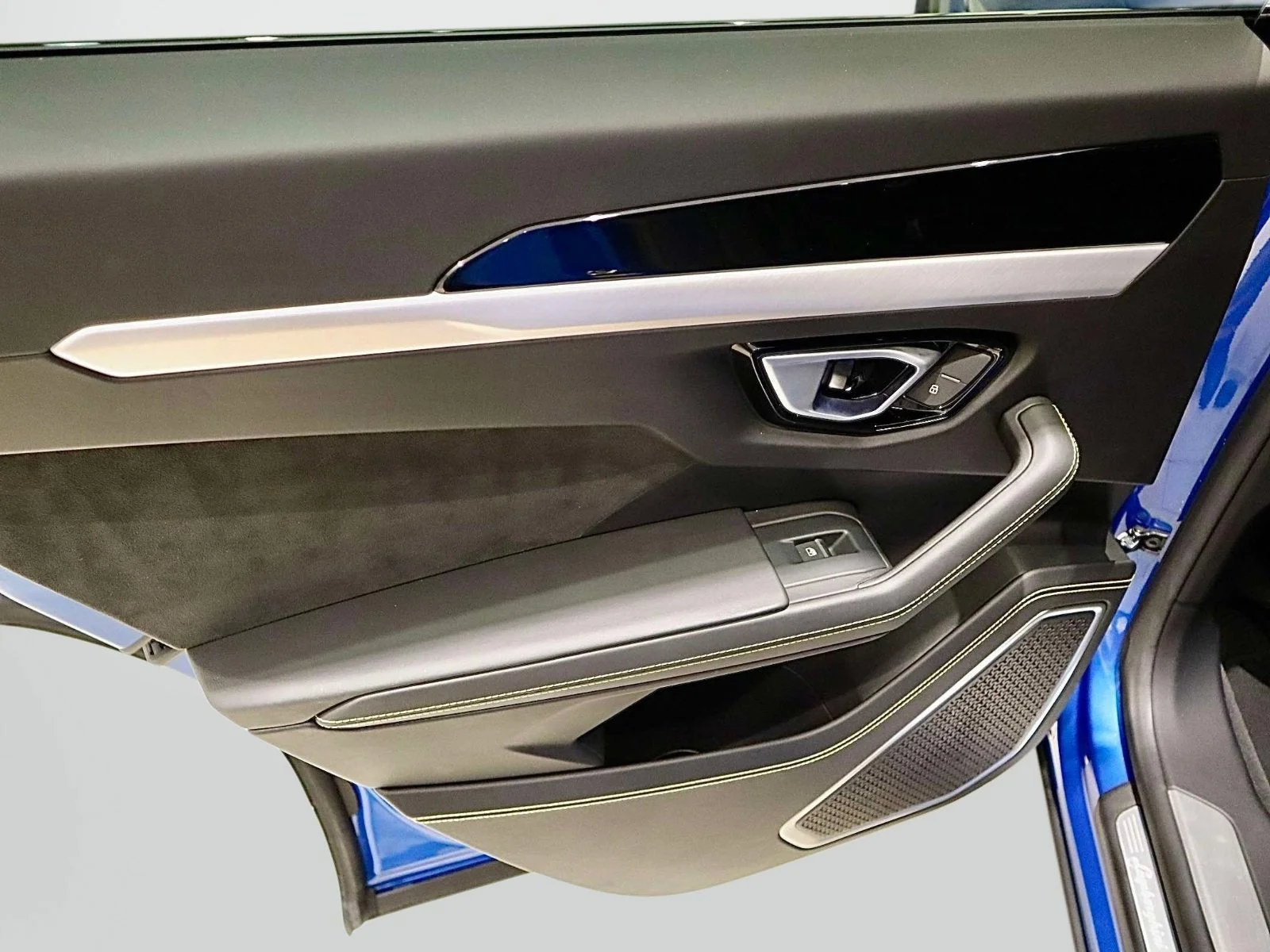 Used 2020 Blu Eleos Metallic Lamborghini  image 20
