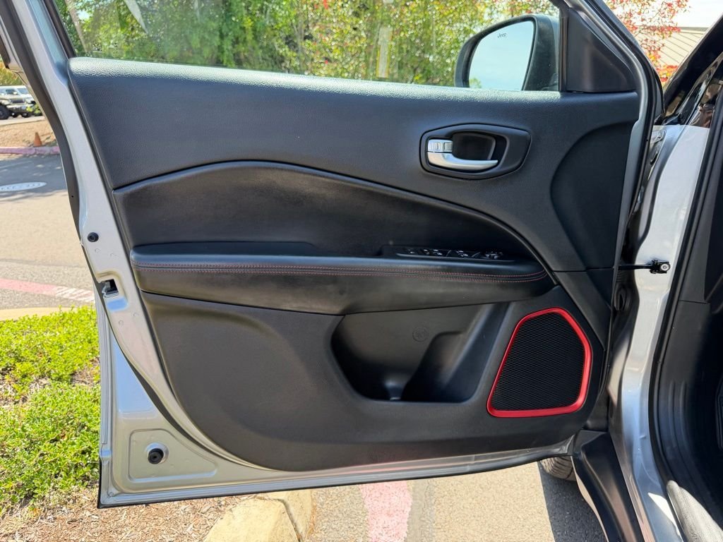 Used 2020 Silver Jeep Trailhawk image 11