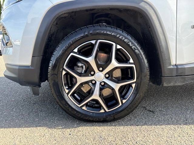 Used 2024 Silver Zynith Metallic Clearcoat Jeep Limited image 15