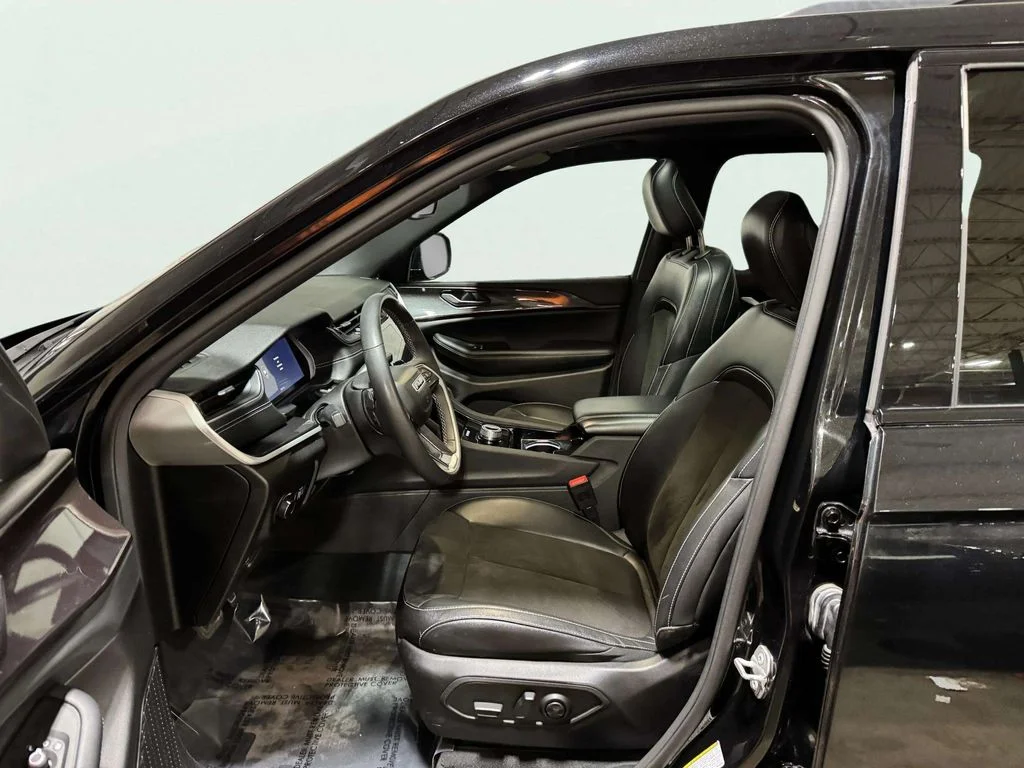 Used 2023 Black Jeep Altitude image 22