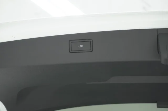 New 2027 Opal White Pearl Volkswagen SE R-Line Black image 9