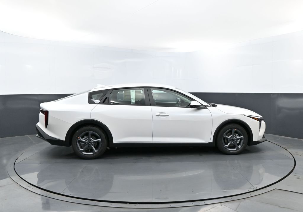 New 2026 Snow White Pearl Kia LXS image 4