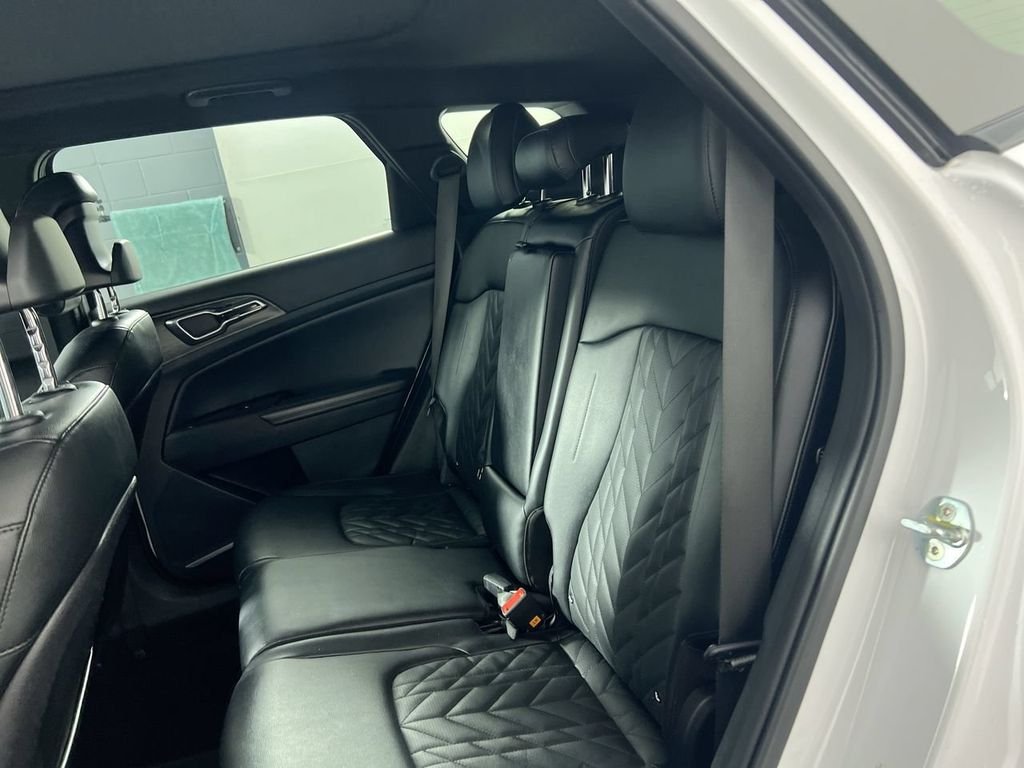 Used 2023 White Kia X-Pro Prestige image 29