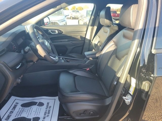New 2026 Diamond Black Crystal Pearlcoat Jeep Latitude image 14