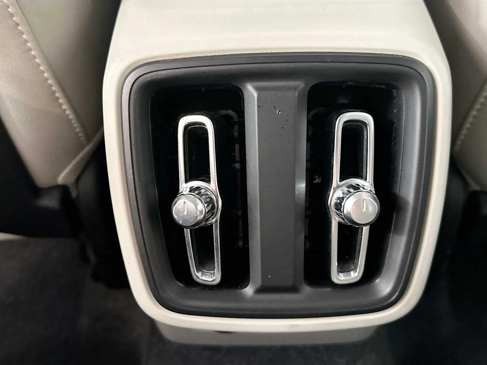 Certified Used 2025 Crystal White Volvo Plus image 24