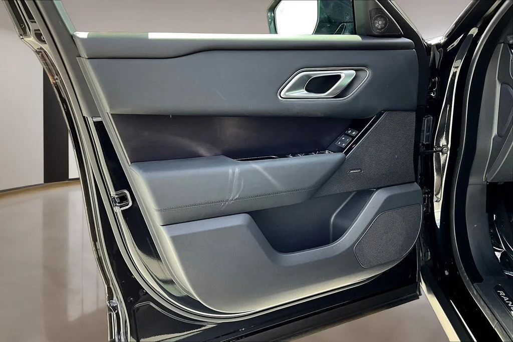 Used 2026  Land Rover Dynamic SE image 18