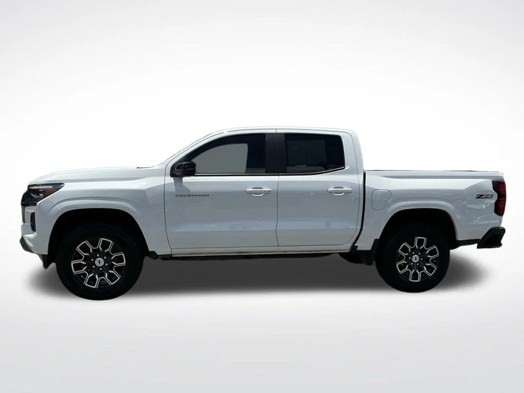 Used 2023 White Chevrolet Z71 image 3