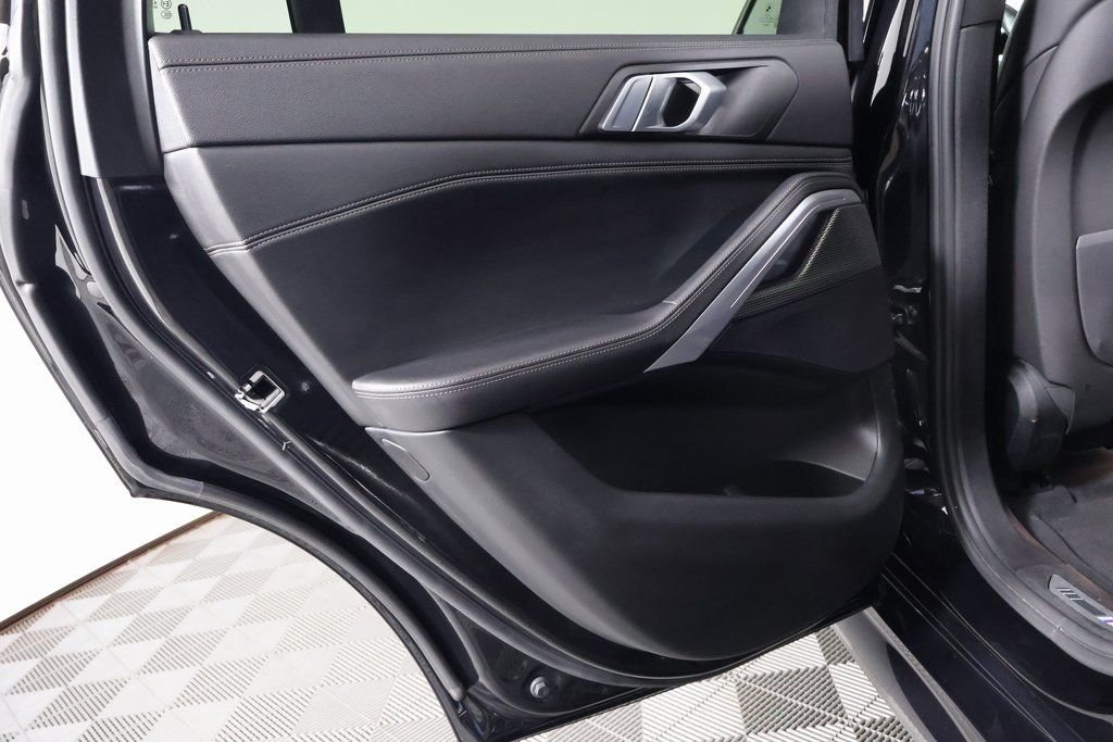 Used 2022 Black Sapphire Metallic BMW xDrive40i image 13