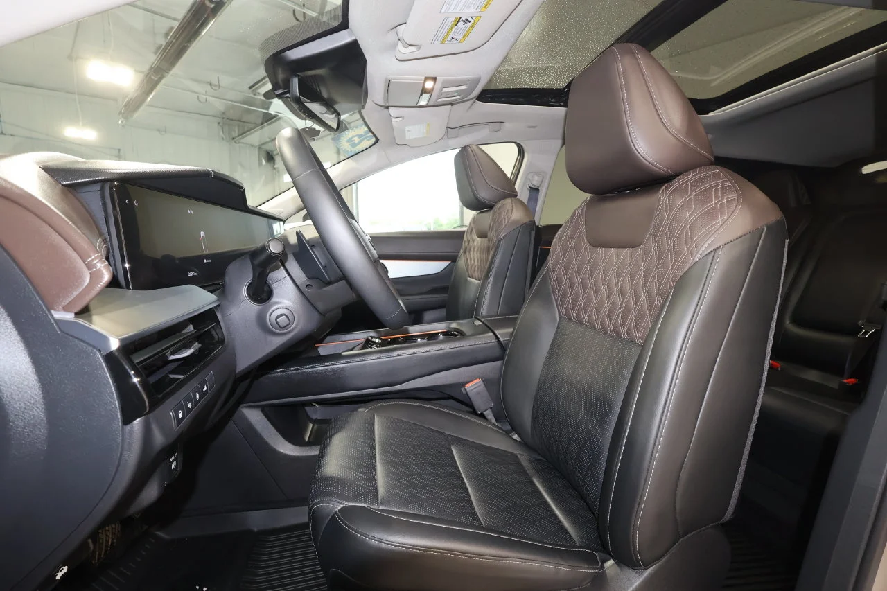 Used 2025 Gold Nissan Platinum image 23