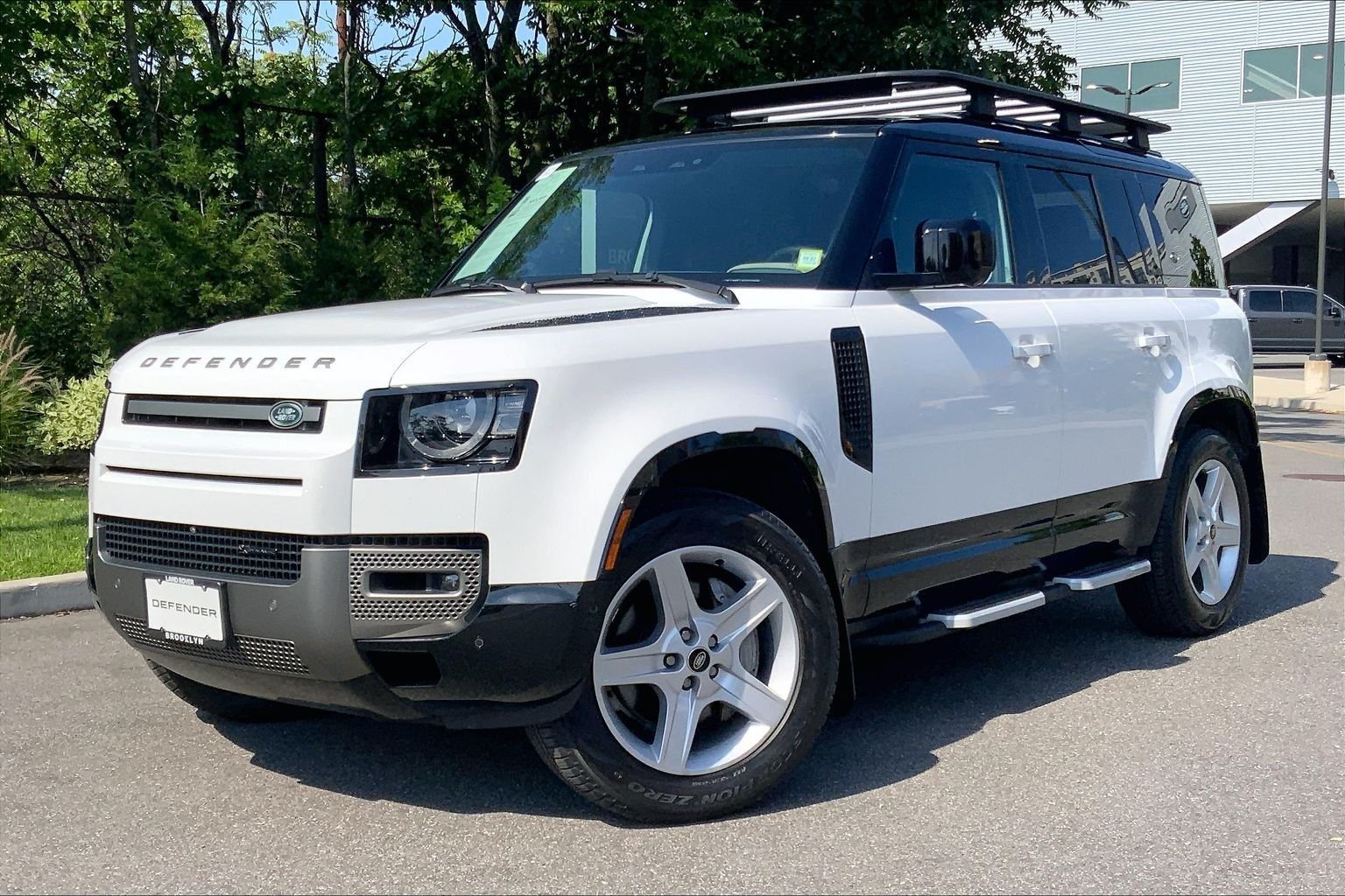 Used 2023 Fuji White Land Rover X-Dynamic SE image 1