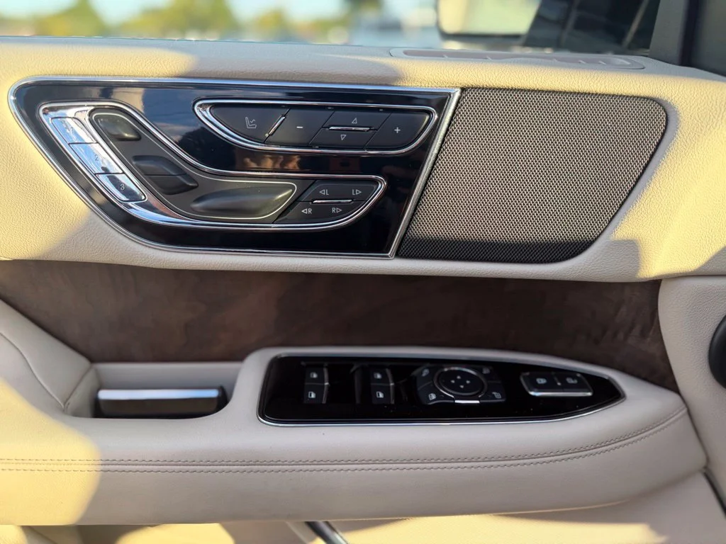 Used 2019 White Lincoln Reserve image 18