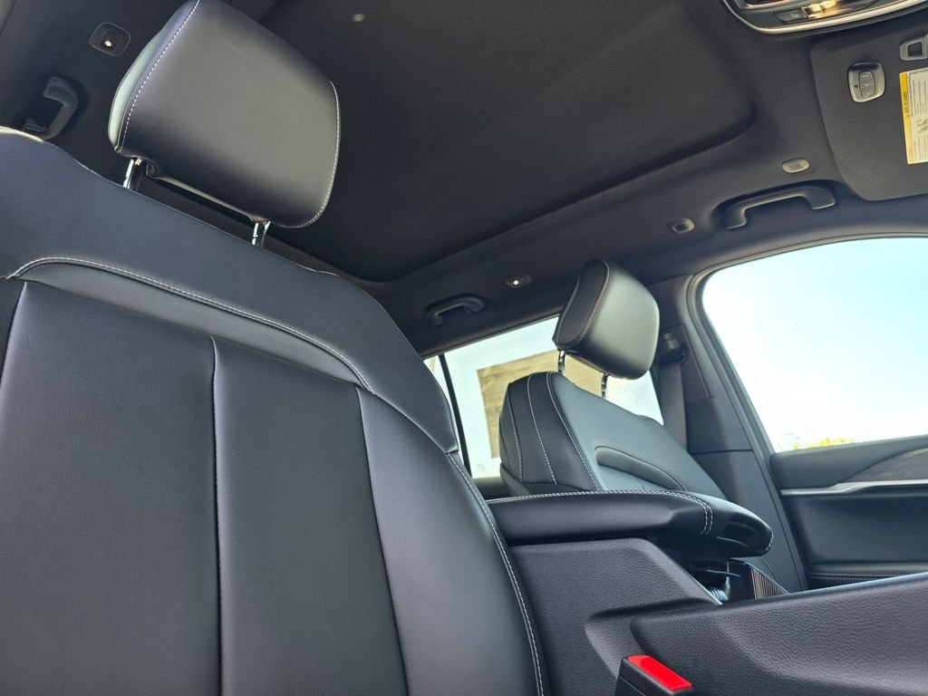 New 2026 Bright White Clear-Coat Exterior Paint Jeep Limited image 14