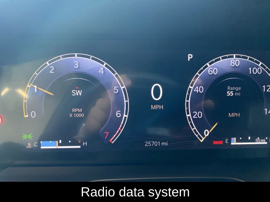 Used 2025 Silver Jeep Altitude image 4