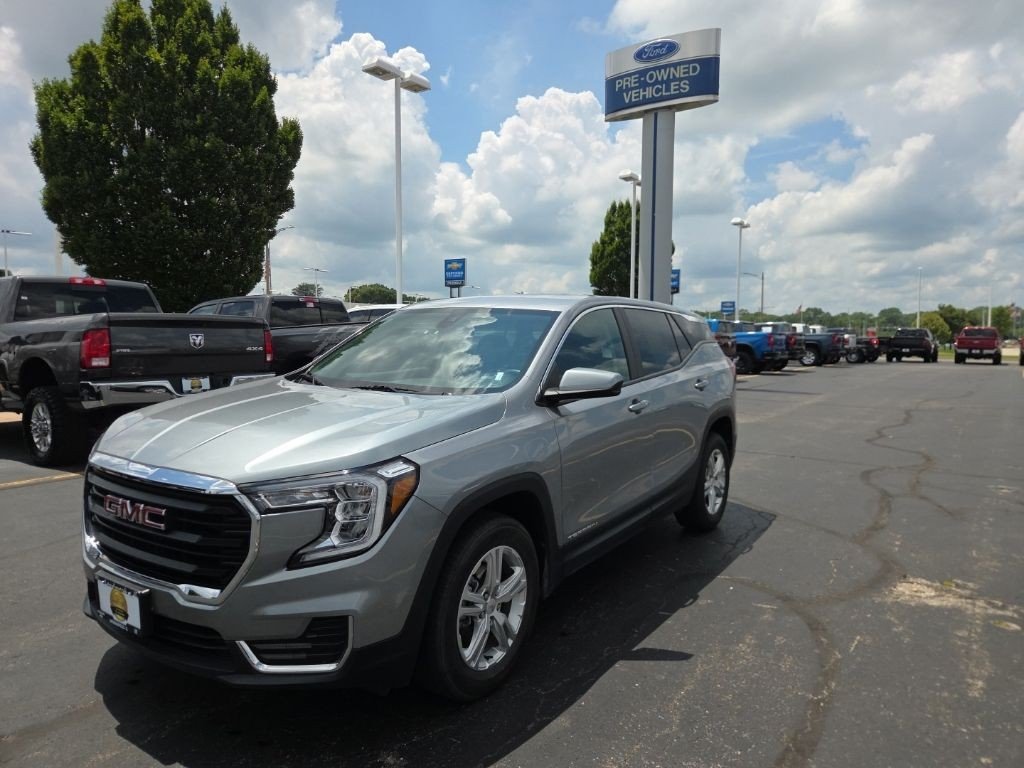 Used 2024 Sterling Metallic GMC AWD 4dr SLE image 1
