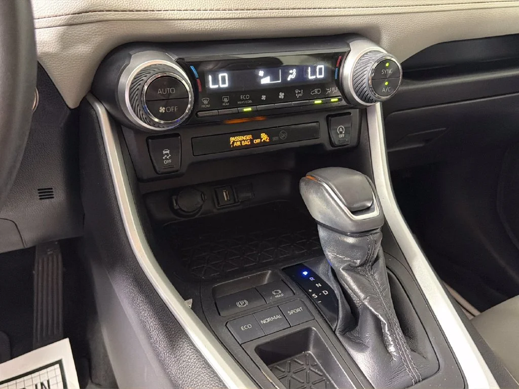2020 Toyota RAV4 XLE Premium - Photo 24