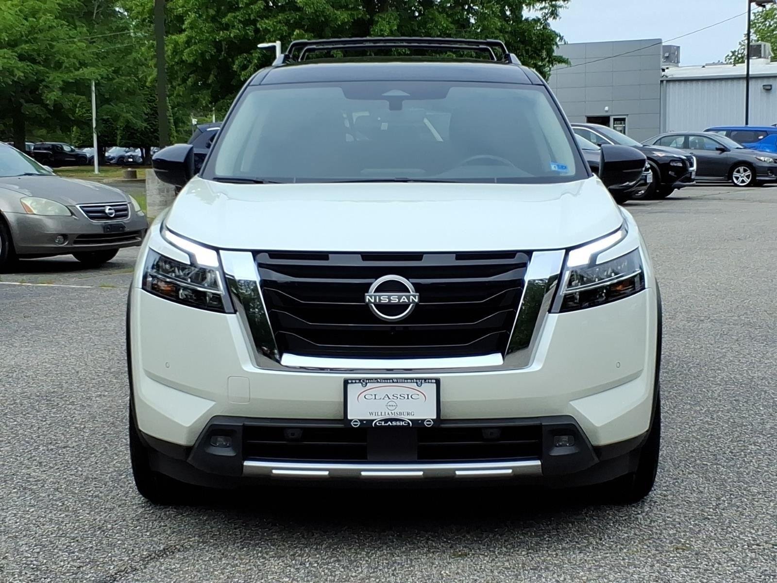 Used 2023 Pearl White Tricoat/Super Black Nissan SL image 2