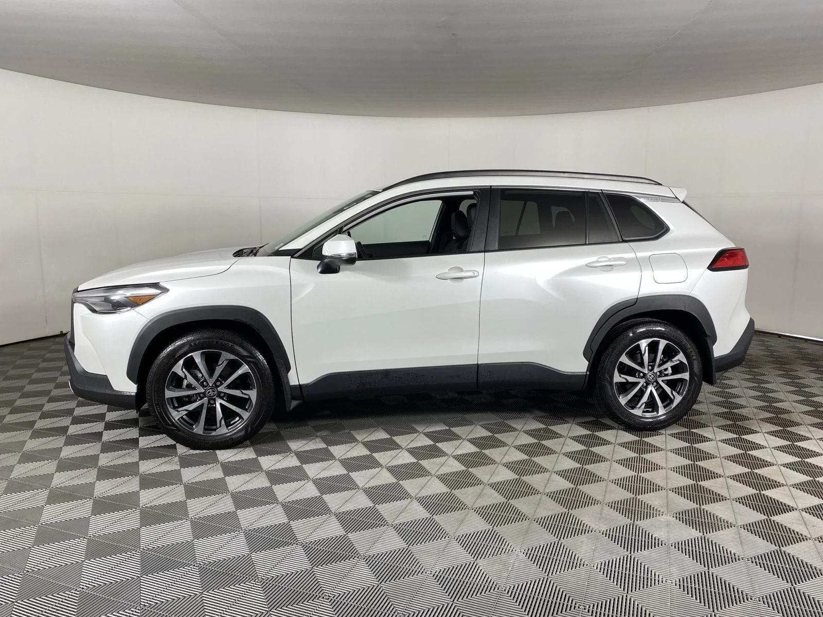 Used 2024 Wind Chill Pearl Toyota XLE image 4