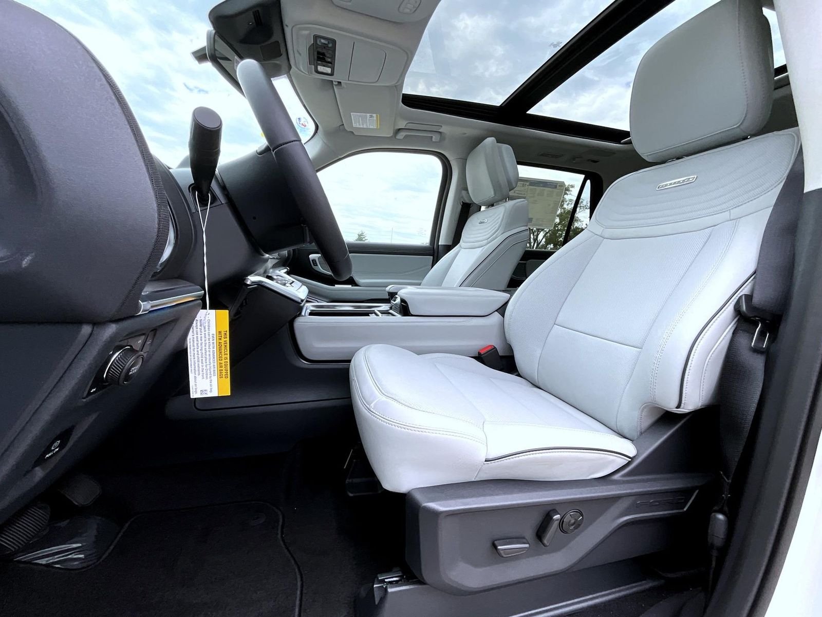 New 2027 Star White Metallic Tri-Coat Ford Platinum image 13