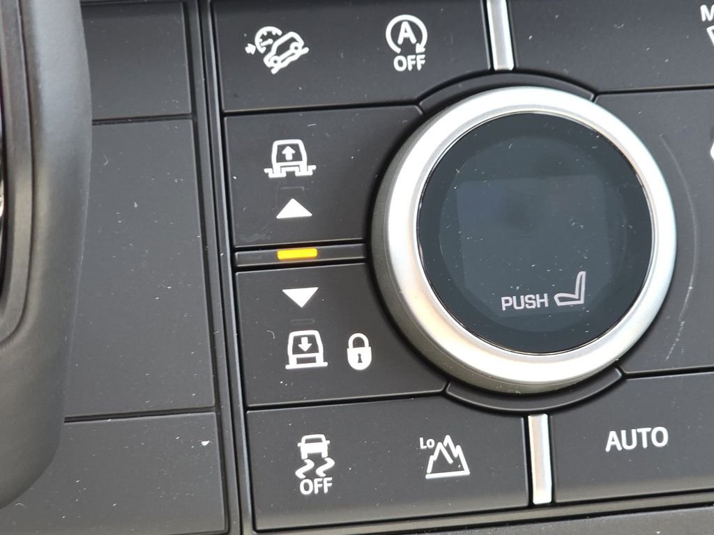 New 2026 Fuji White Land Rover X-Dynamic se image 13