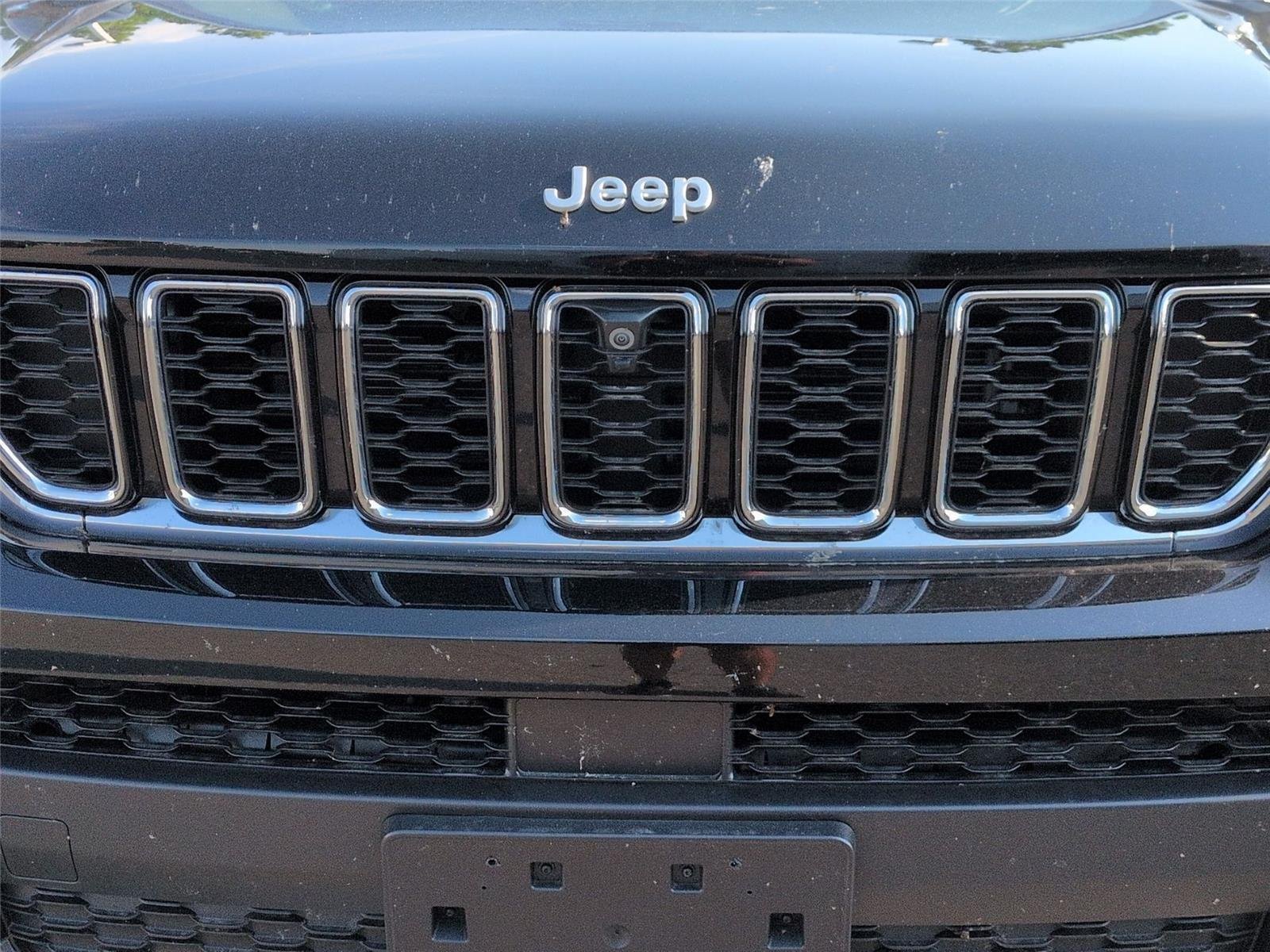 Used 2025 Diamond Black Crystal Pearlcoat Jeep Limited image 14