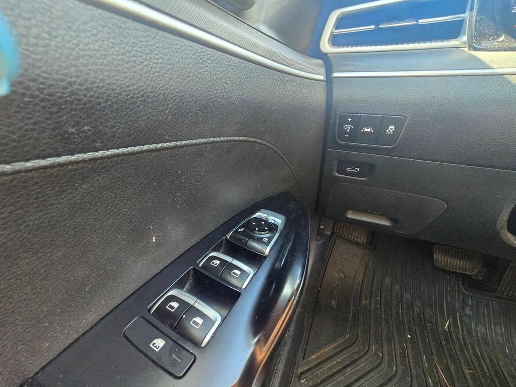 Used 2021 White Kia LXS image 19