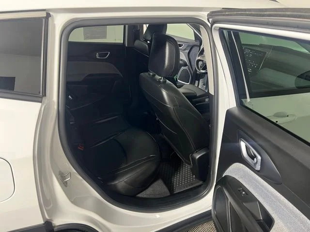 Certified Used 2022 White Jeep Latitude Lux image 29