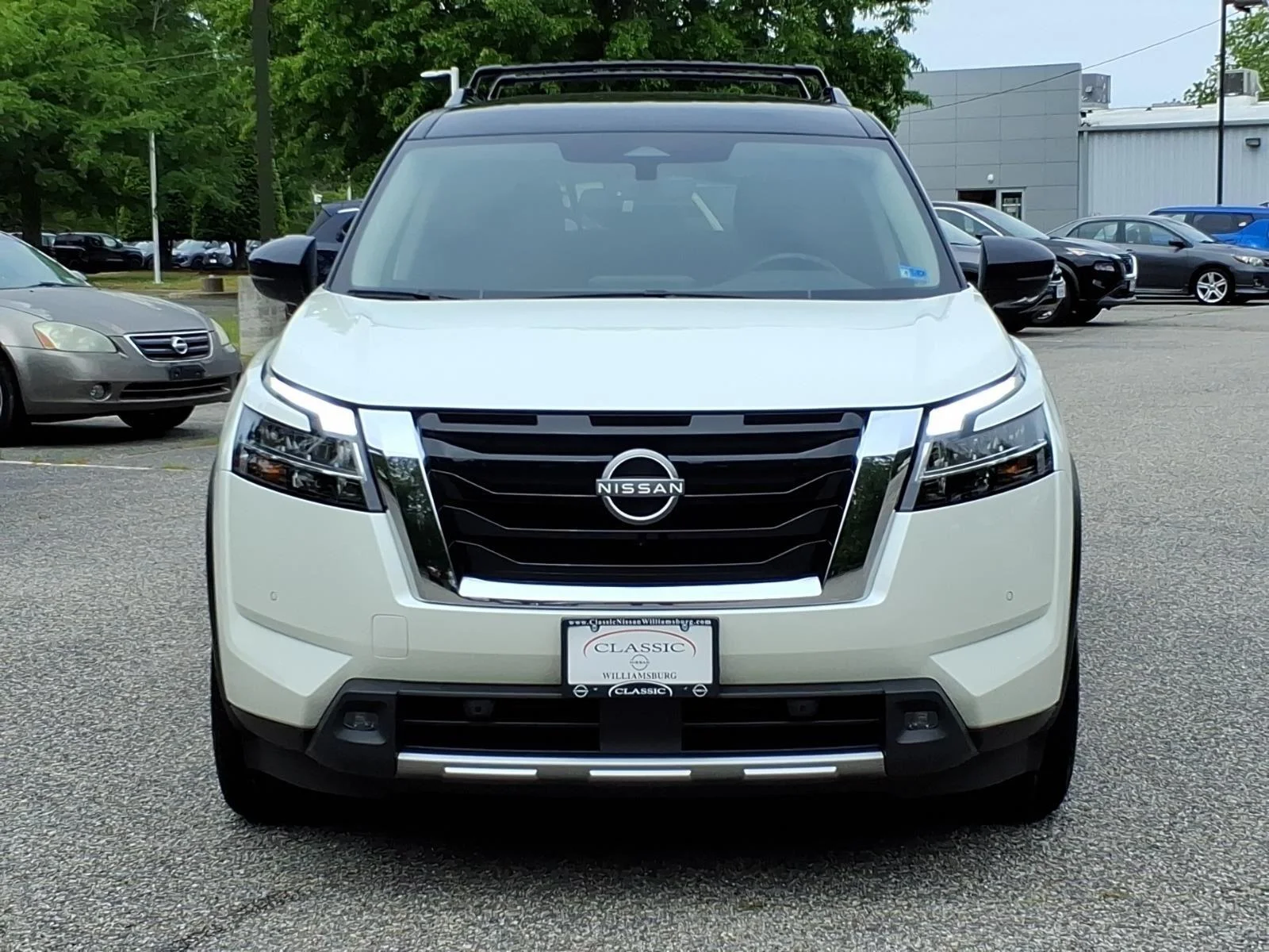 Used 2023 Pearl White Tricoat/Super Black Nissan SL image 2