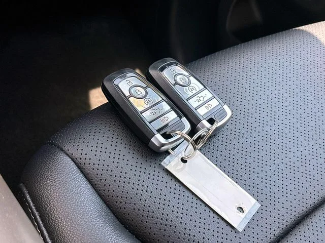 Used 2025 Silver Metallic Ford Lariat image 28