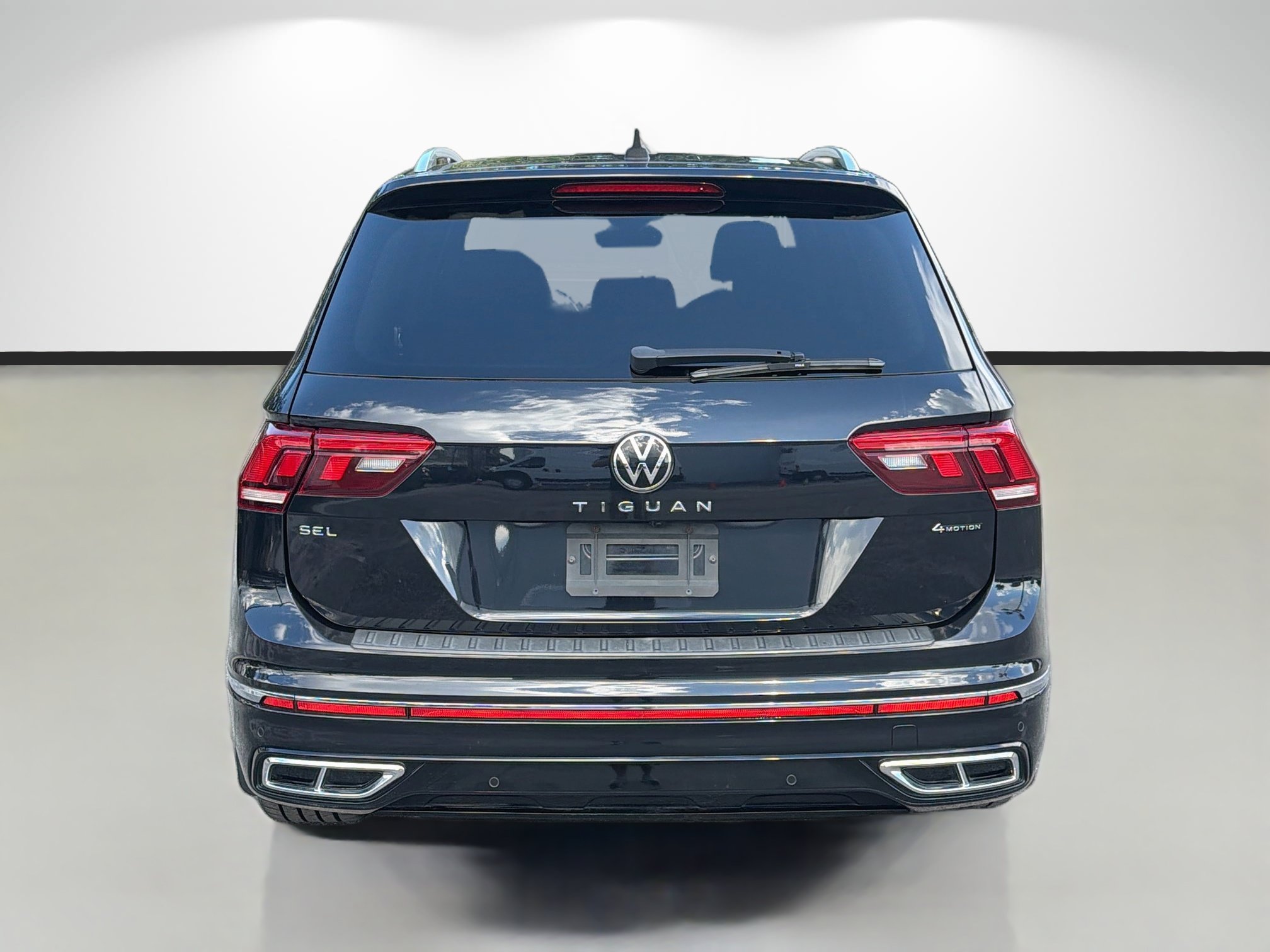 Used 2022 Black Volkswagen SEL R-Line image 4