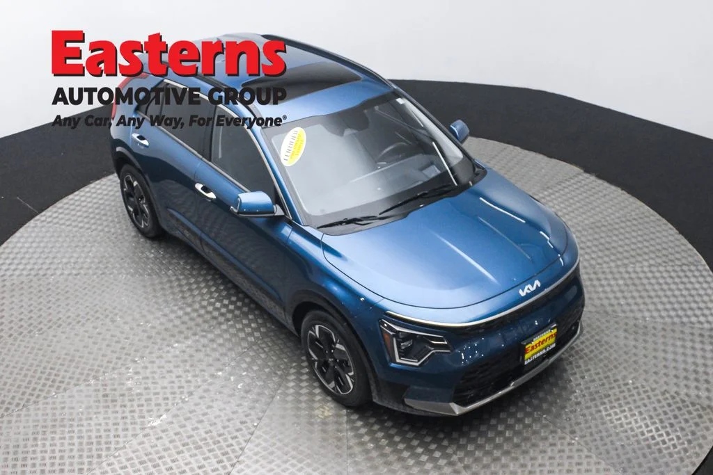 Used 2023 Blue Kia Wave image 3