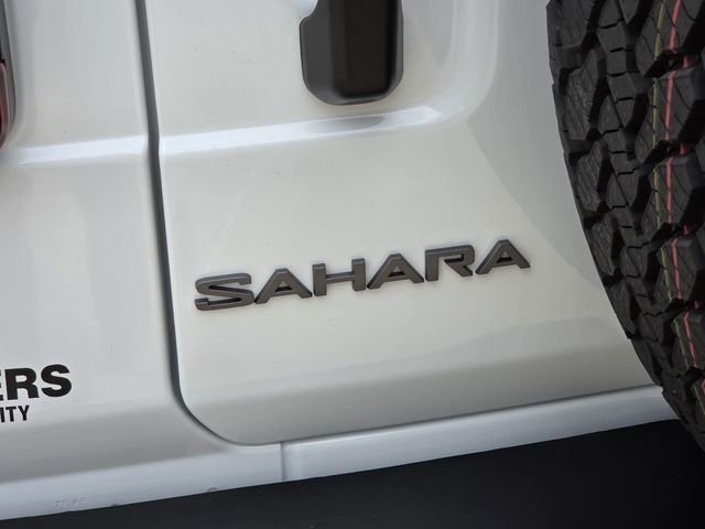 New 2026 Bright White Clear-Coat Exterior Paint Jeep Sahara image 5