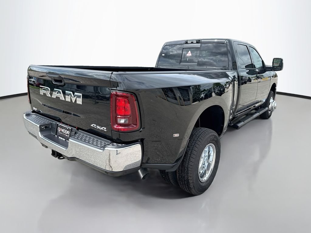 New 2026 Diamond Black Crystal Pearl-Coat Exterior Paint RAM Tradesman image 4